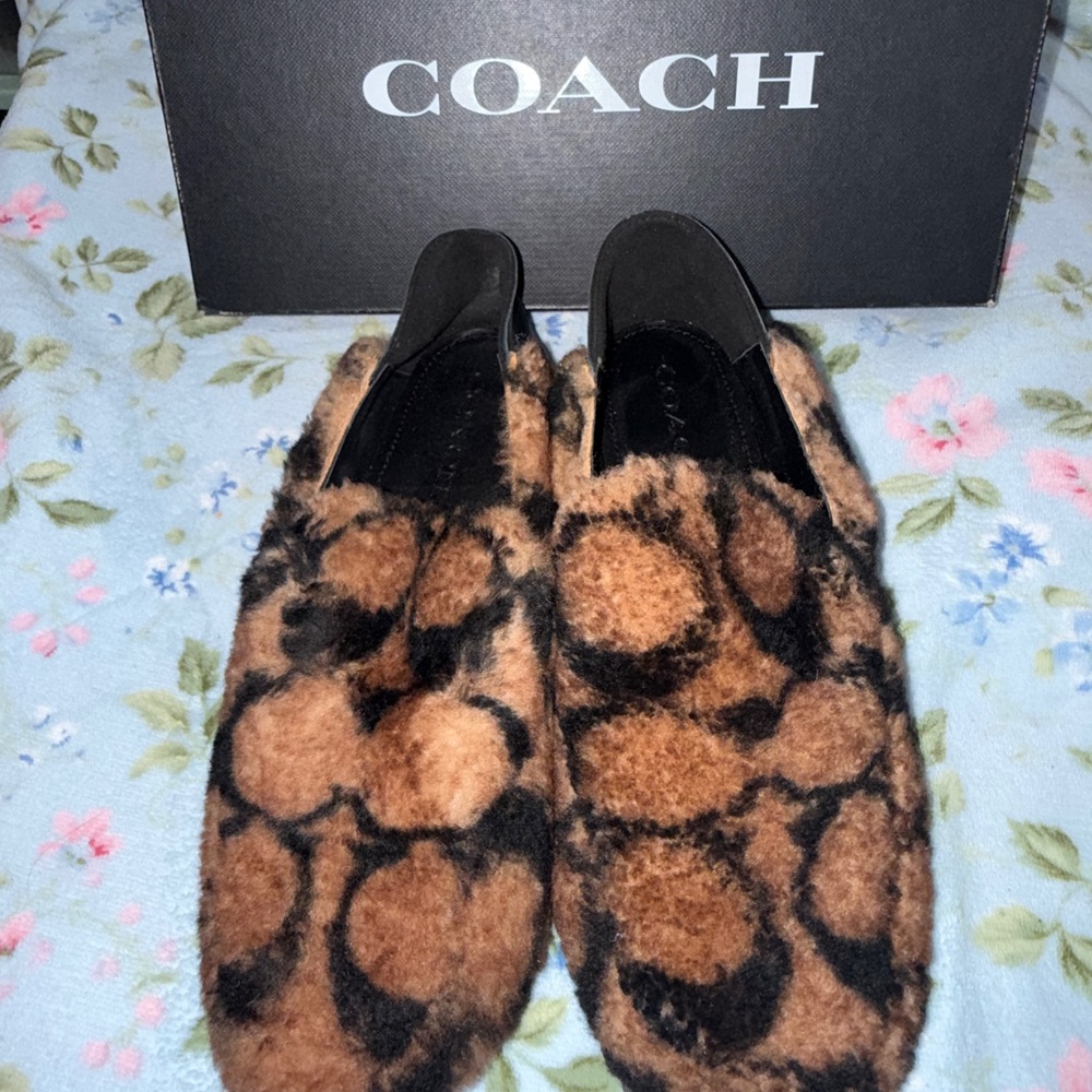 Cozy Coach Signature Shearling/Faux Fur Mules with Box. Brand new - Picture 3 of 4